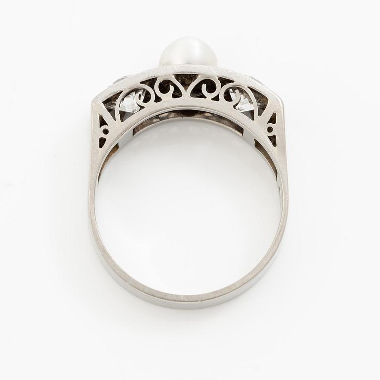 Ring 18K vitguld med en odlad pärla och gammalslipade diamanter.