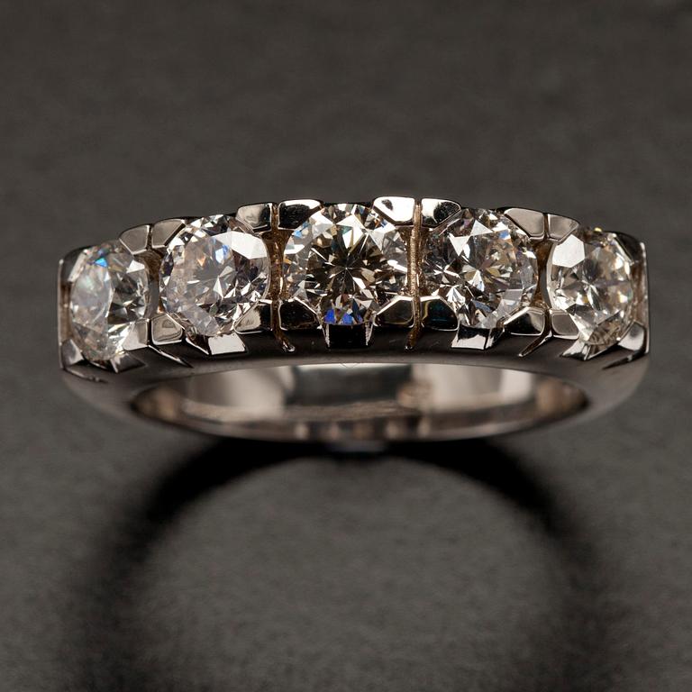 RING, vitguld 14K, 5 briljantslipade diamanter tot. 2,09 ct. Vikt 6,9 g.