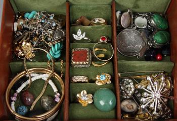 PARTI BIJOUTERIER, 87 delar, 1900-tal.