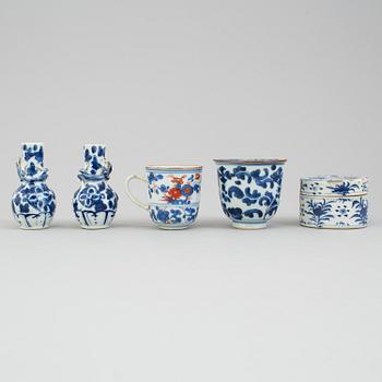 A lot of chinese blue and white box with cover, one cup, two vases and one imari cup. Qing dynasty, 18th/19th century.