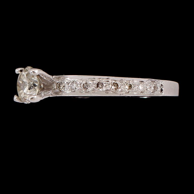 RING, 14 k vitguld, briljantslipade diamanter tot ca 1.00 ct.