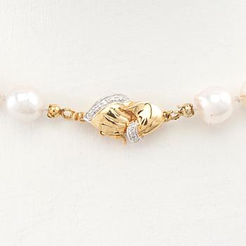 Necklace of cultured saltwater pearls with a clasp in 18K rose and white gold, as well as round brilliant-cut diamonds.