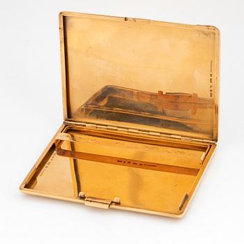 An 18K gold cigarette case.