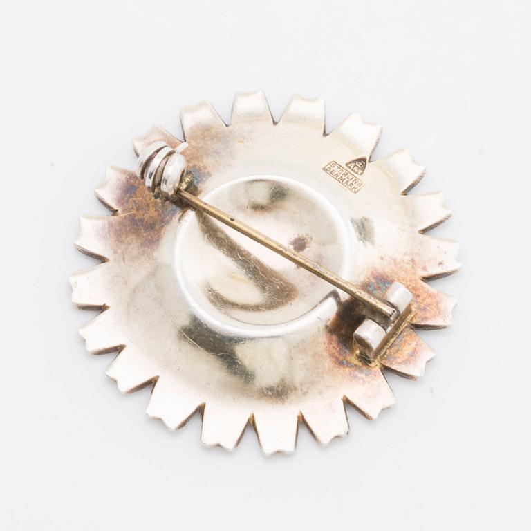GEORG JENSEN,BROOCH, "Daisy", sterling silver and enamel, length approx 3 cm.