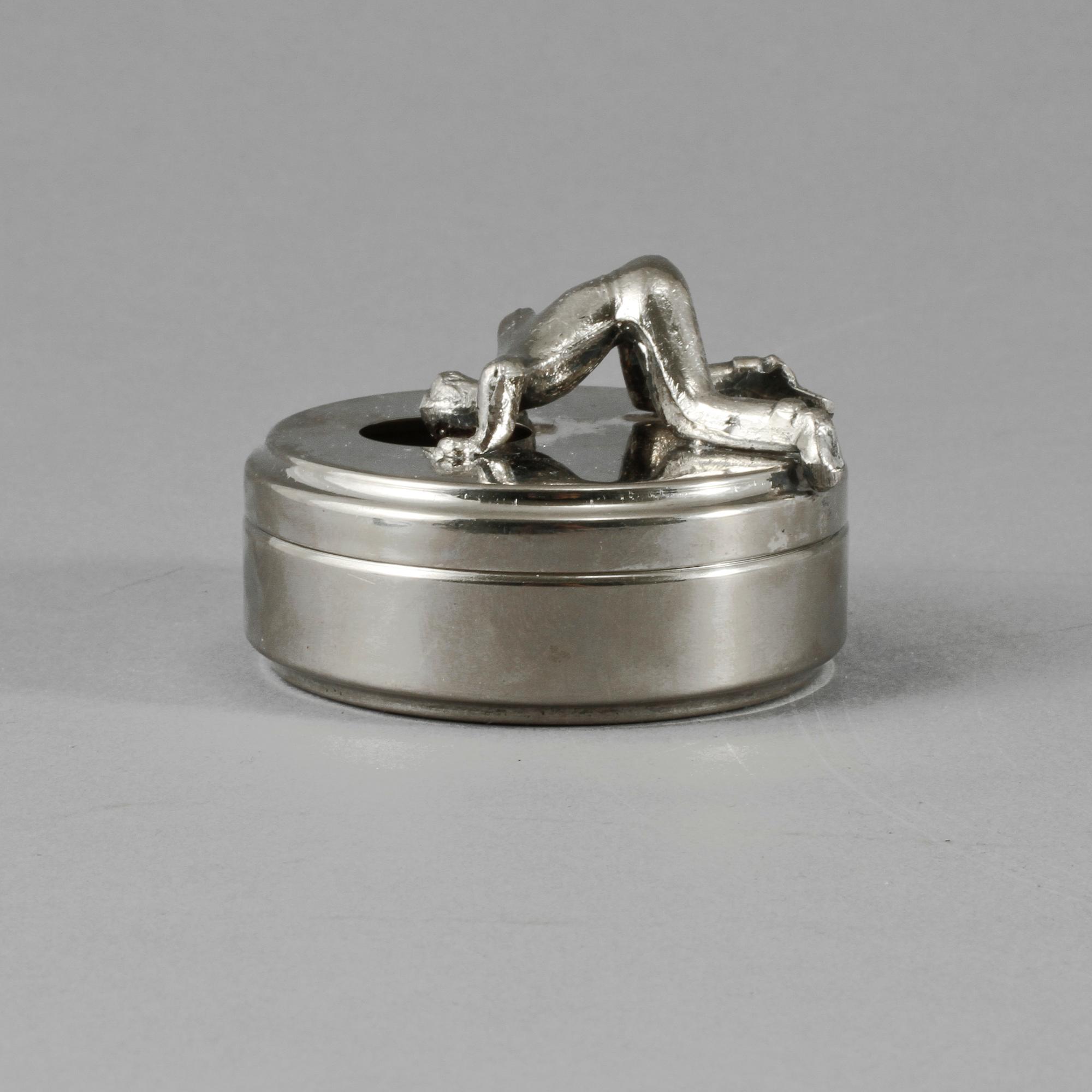 MANSCHETTKNAPPSASK, vitmetall, 1900-talets andra hälft.