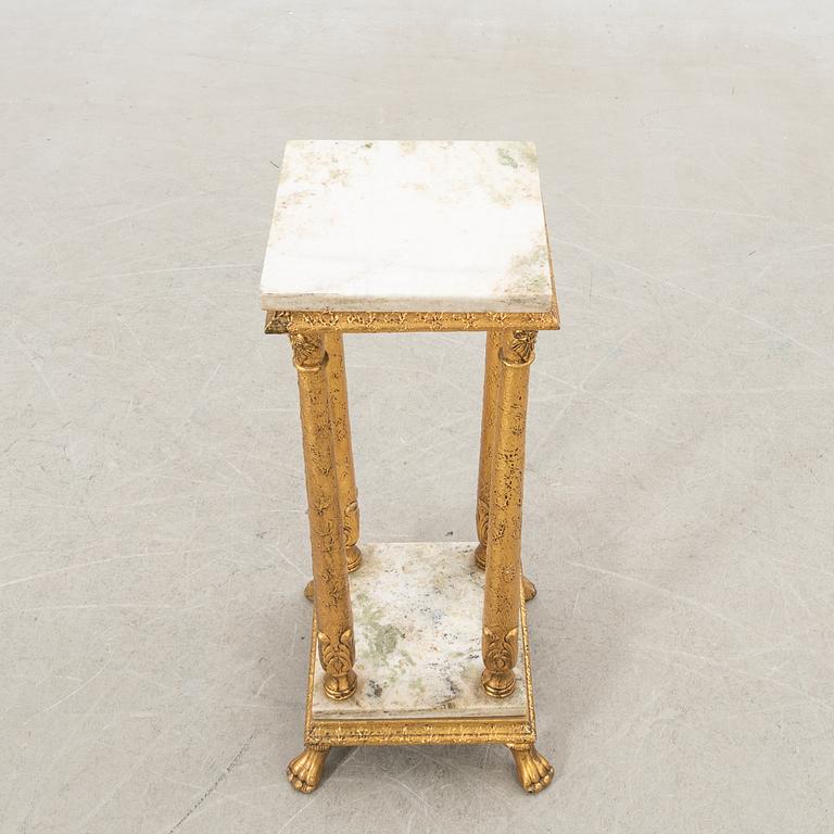 Piedestal 1900-talets mitt.