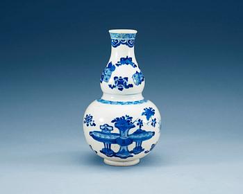 1557. A blue and white gourd vase, Qing dynasty, Kangxi (1662-1722).