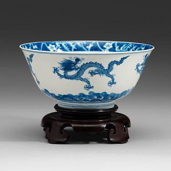 A blue and white bowl, Qing dynasty, Kangxi's six character mark and of the period (1662-1722).