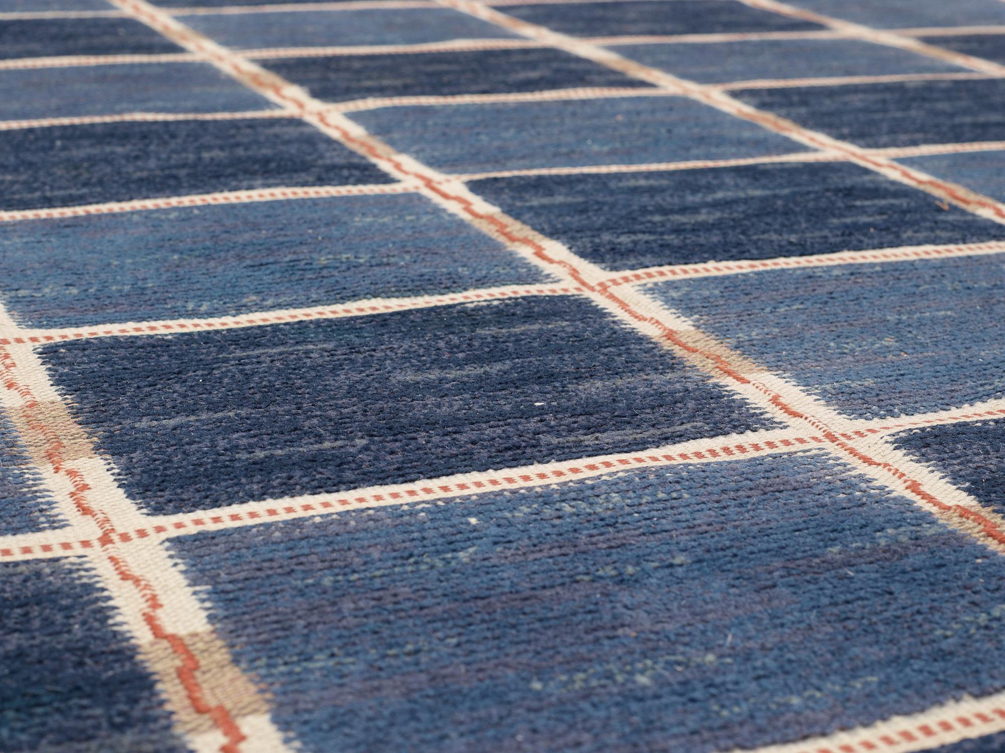 CARPET. "Rutig blå halvflossa". Knotted pile in relief. 302,5 x 203,5 cm. Signed AB MMF.