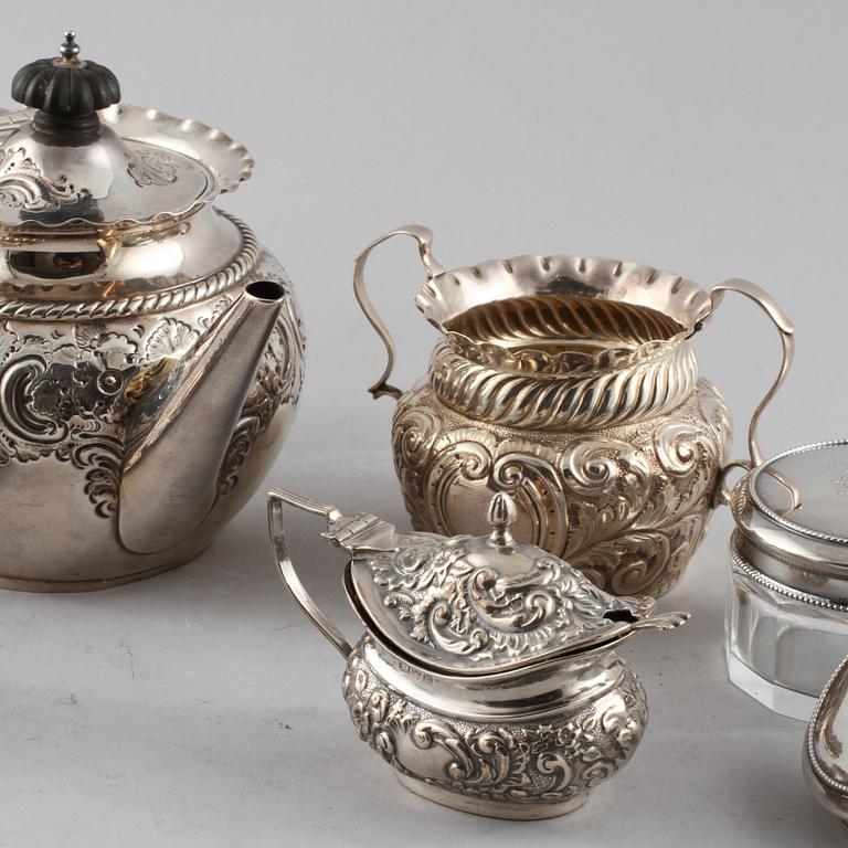 PARTI SILVER, 8 delar, mestadels England, 1800-tal samt 1900-tal. Total vikt (exklusive glasinsatser) 595 g.