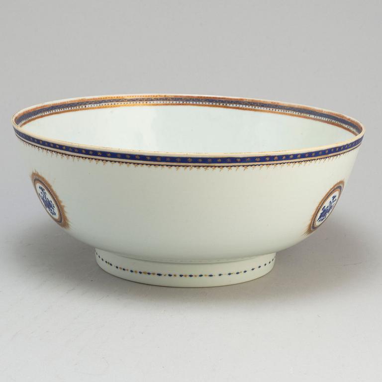 A famille rose export porcelain punch bowl, Qing dynasty, Qianlong (1736-95).