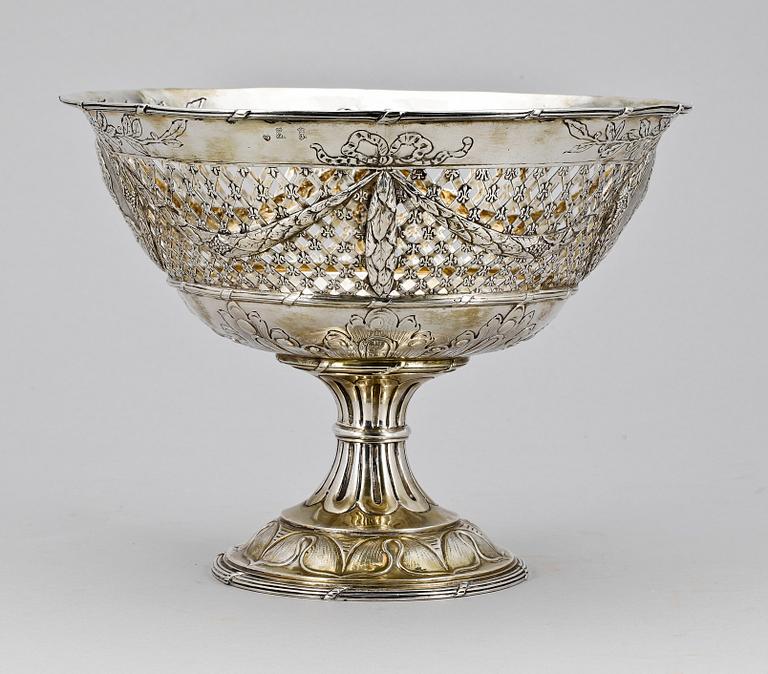 GALLERSKÅL PÅ FOT, silver. Georg Roth & Co, Hanau Tyskland, omkring år 1900. Ca 800 g.