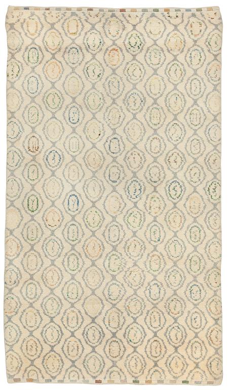 CARPET. "Lökar". Knotted pile. 324 x 185,5 cm. Signed and dated IH 53 at the back.