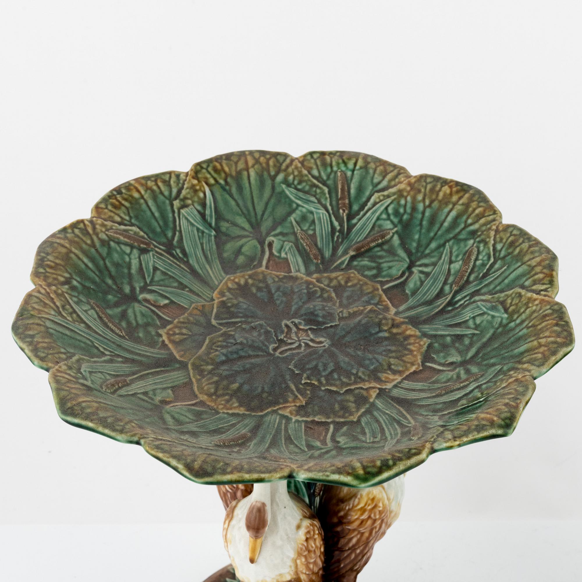 Prydnadsfat & kanna, majolika, Gustavsberg och Rörstrand, omkring sekelskiftet 1900.