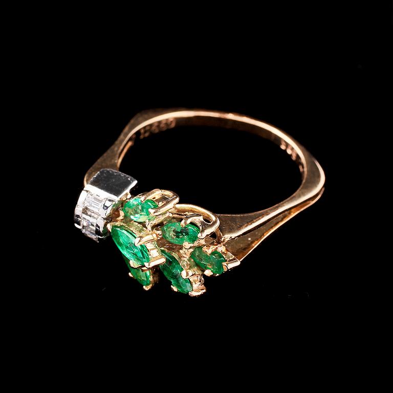 RING, 18k guld, 6 fasettslipade smaragder och 3 baguettslipade diamanter. Vikt 5 g.