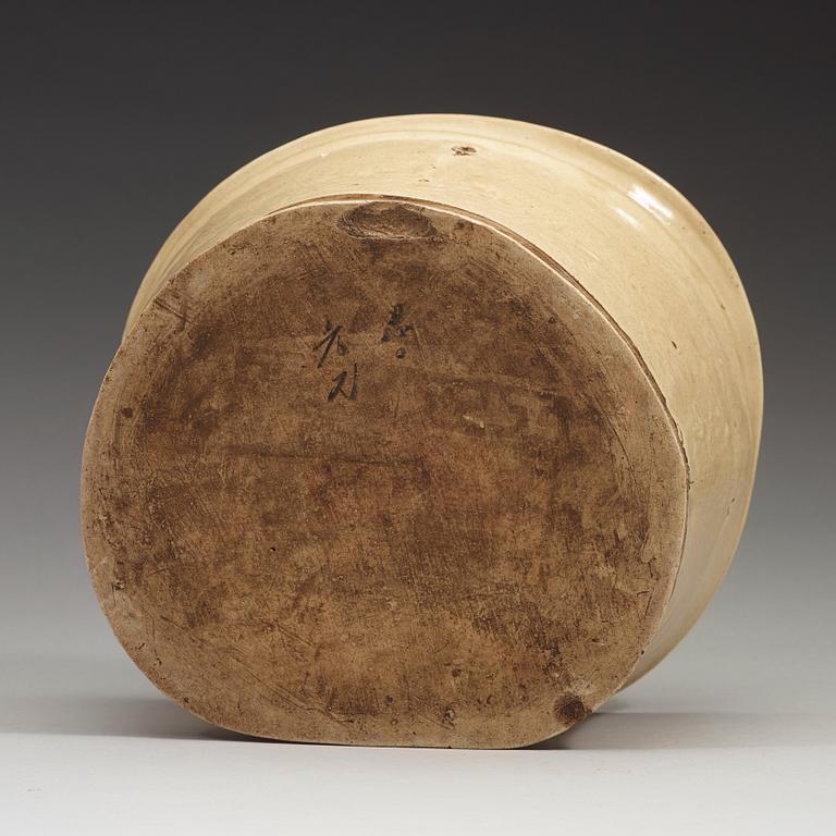 A Cizhou ware headrest, Yuan/Ming dynasty (1271-1644).