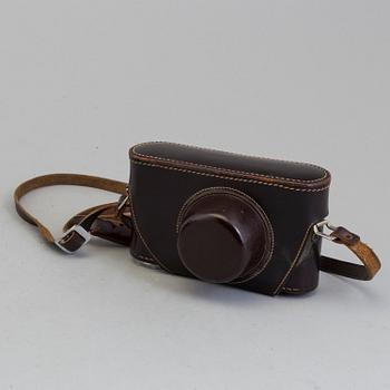 A early 1930s black body Leica no 123864 with a chrome Hektor 1:2,5 F=5 cm lens. With table stand.