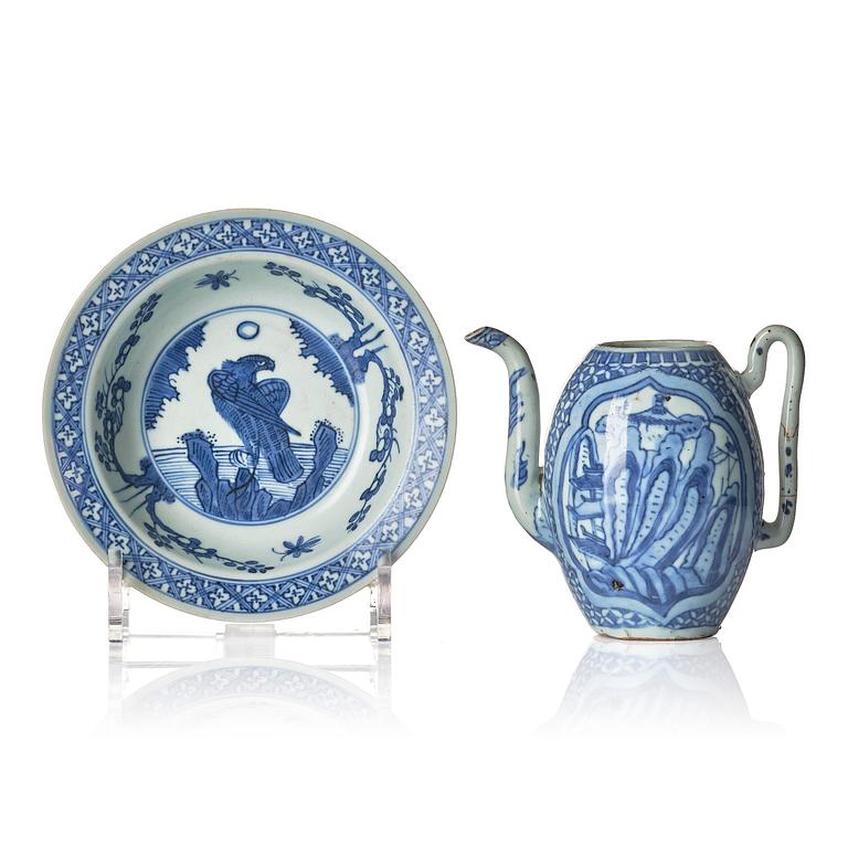 A blue and white wine ewer and a dish, Ming dynasty, Wanli (1572-1620).