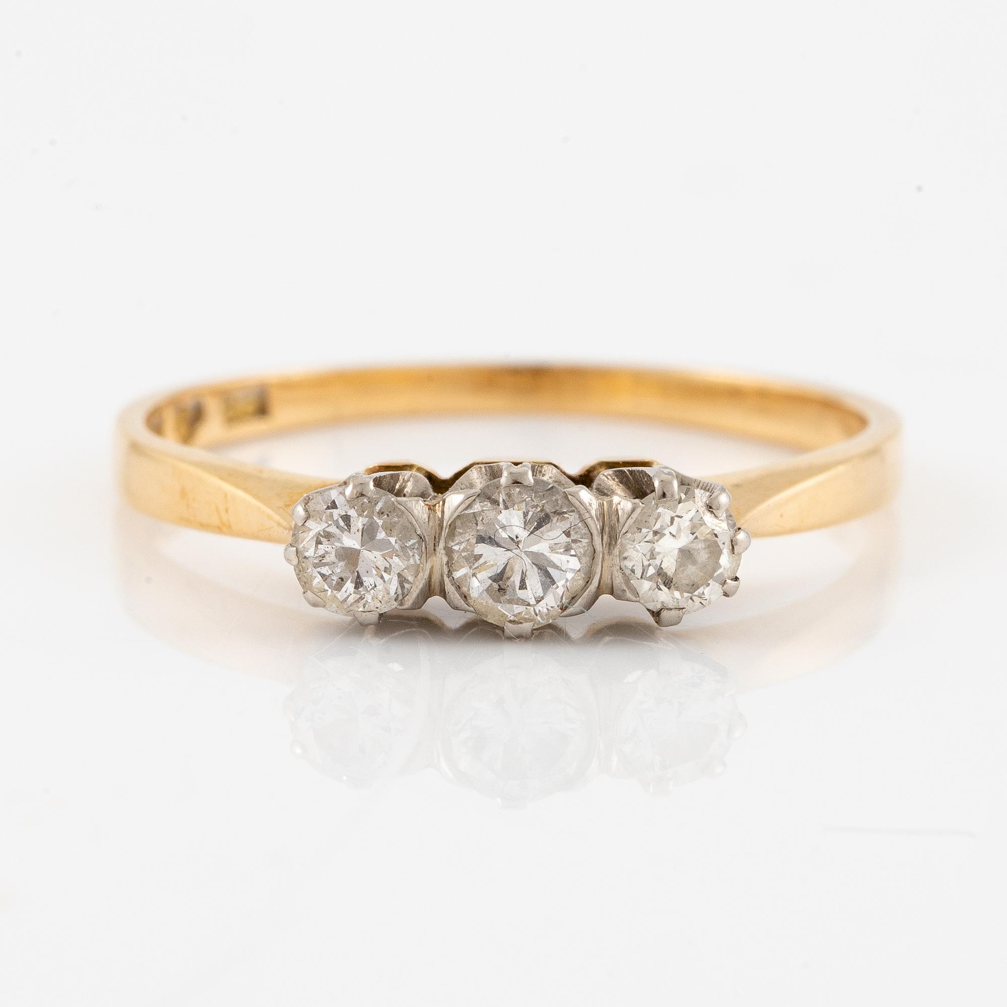 Ring, 18K gold with three brilliant-cut diamonds.