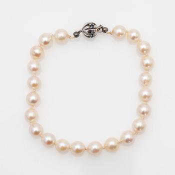 Pearl bracelet, clasp in silver with stones.