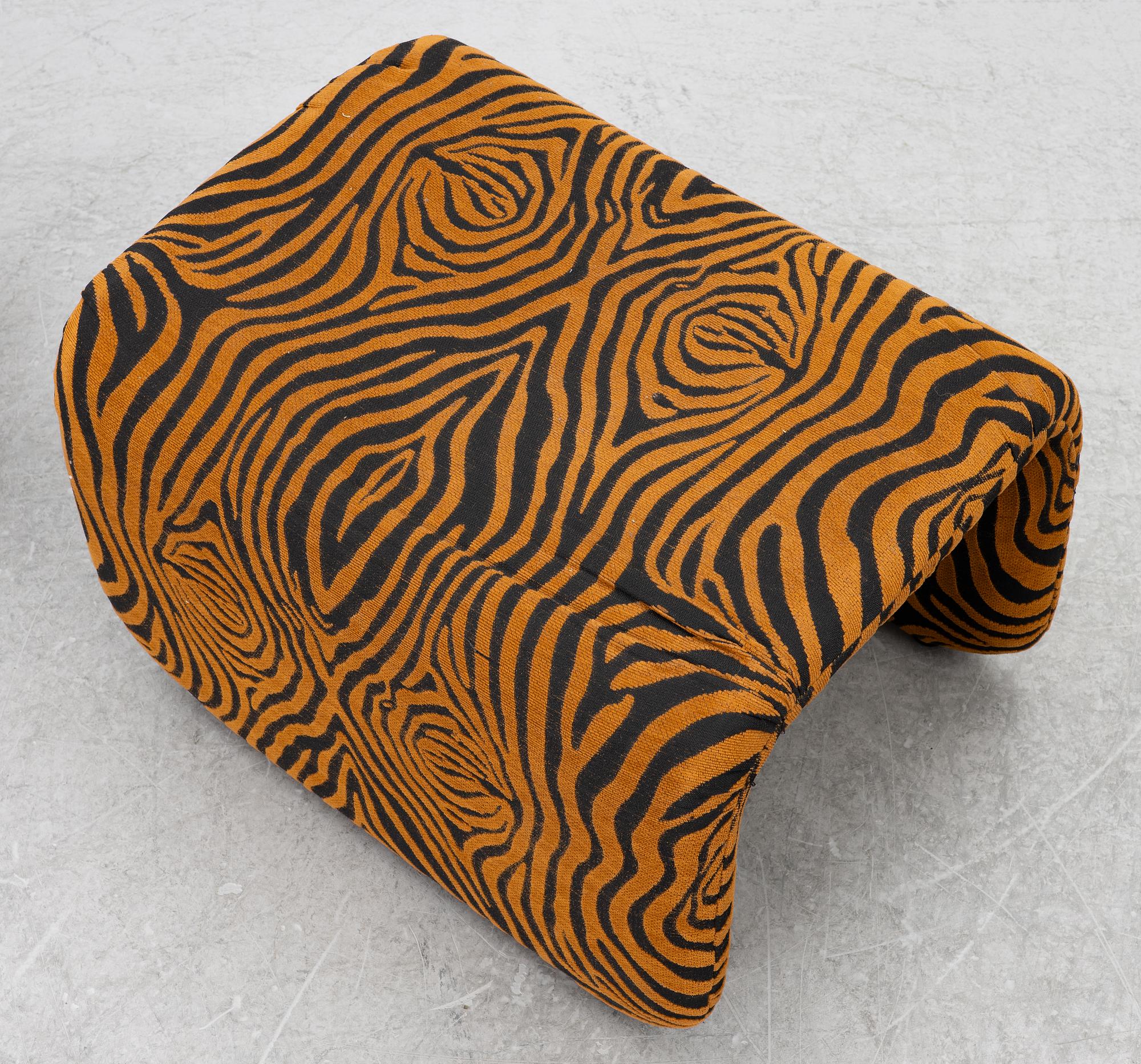 Jan Ekselius, fåtölj med fotpall, "Etcetera", JO Carlssons Möbelindustri, Vetlanda, 1970-tal.