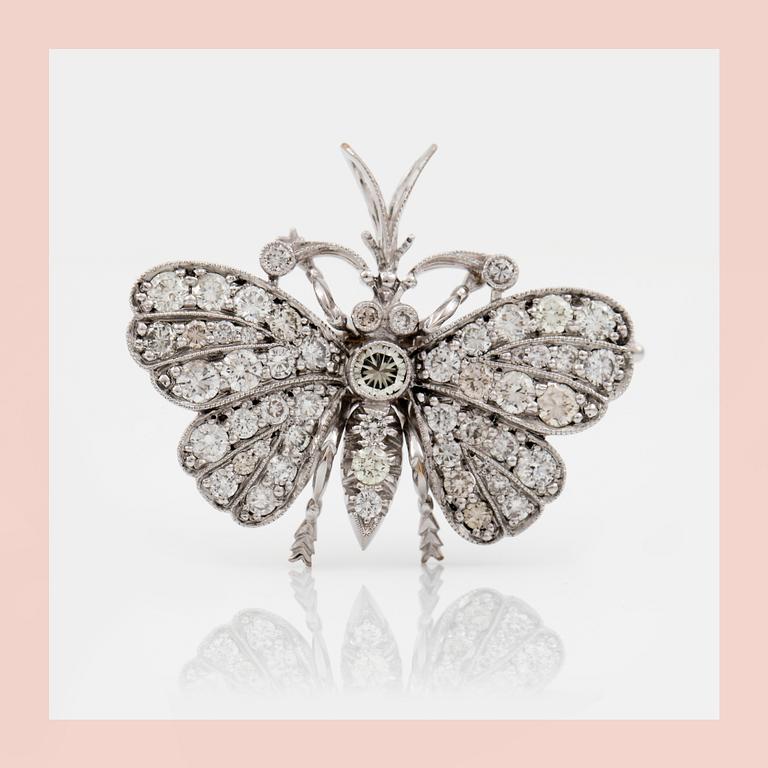 BROSCH/HÄNGE i form av en fjäril med diamanter totalt ca 2.70 ct.