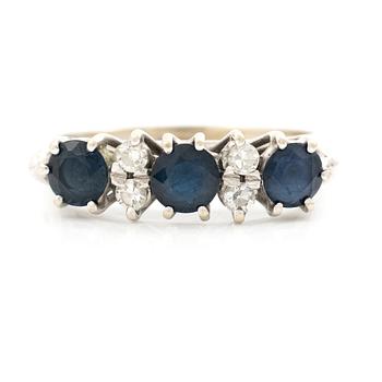 Ring, 18K vitguld med tre safirer samt åttkantslipade diamanter.