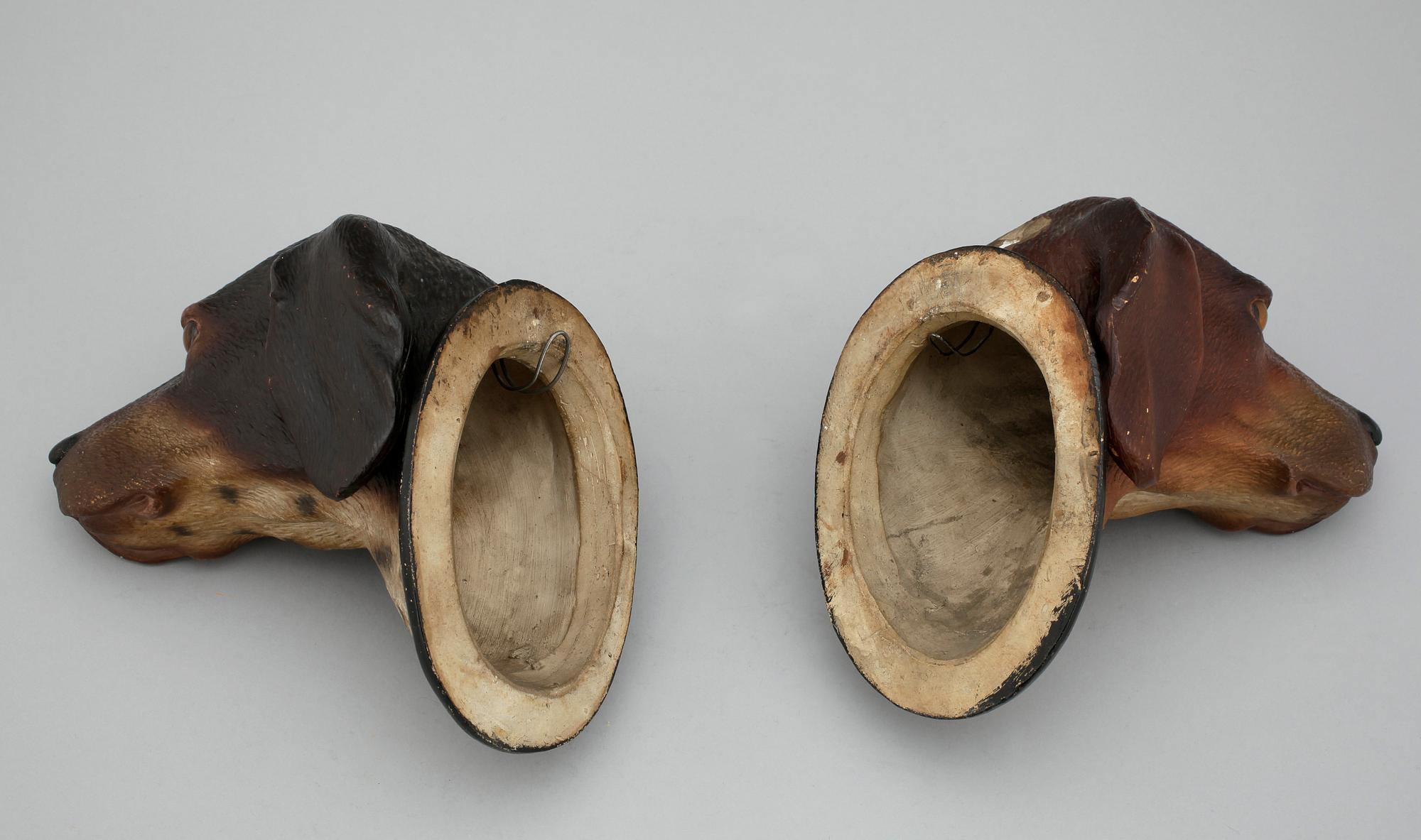 VÄGGPRYDNADER, ett par, lergods, 1900-talets första hälft.