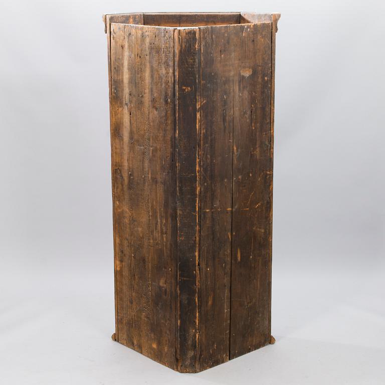 A rustic corner cabinet, 18/19th century.