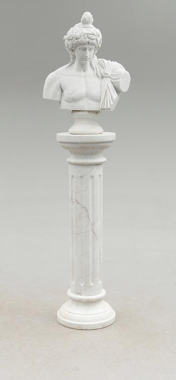 SKULPTUR PÅ PIEDESTAL, vit marmor, modern tillverkning.