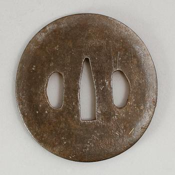 TSUBA, 3 st, järn, Japan, 1500-/1600-tal, 1600-/1700-tal och 1700-/1800-tal.