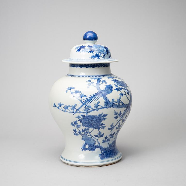 A Chinese blue and white Kangxi-style jar with lid, 20th century.