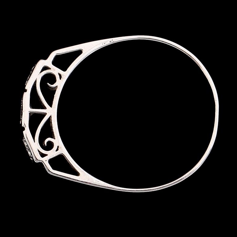 RING, 18 k guld och briljantslipade diamanter, svenska stämplar 1960. Total vikt 3 g.