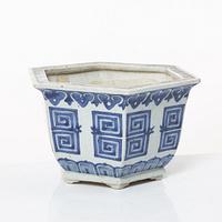 A blue and white flower pot, Qing dynasty, 19th century.