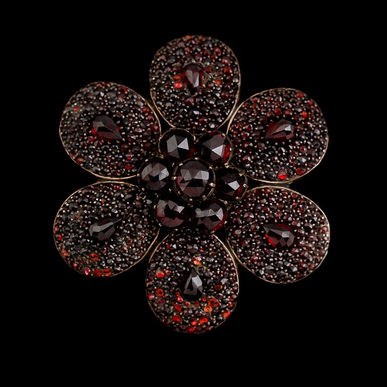 BROSCH, förgyllt silver och granater, 1900-talets första hälft.