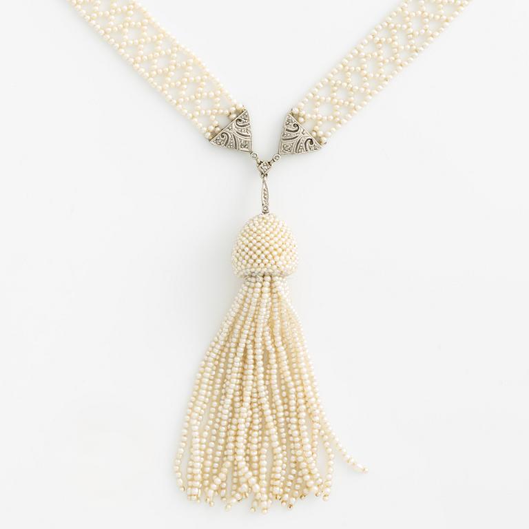 A seed pearl necklace and bracelet.