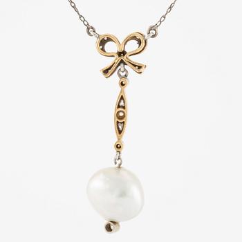 Collier 18K guld och silver med en odlad pärla och rosenslipade diamanter.