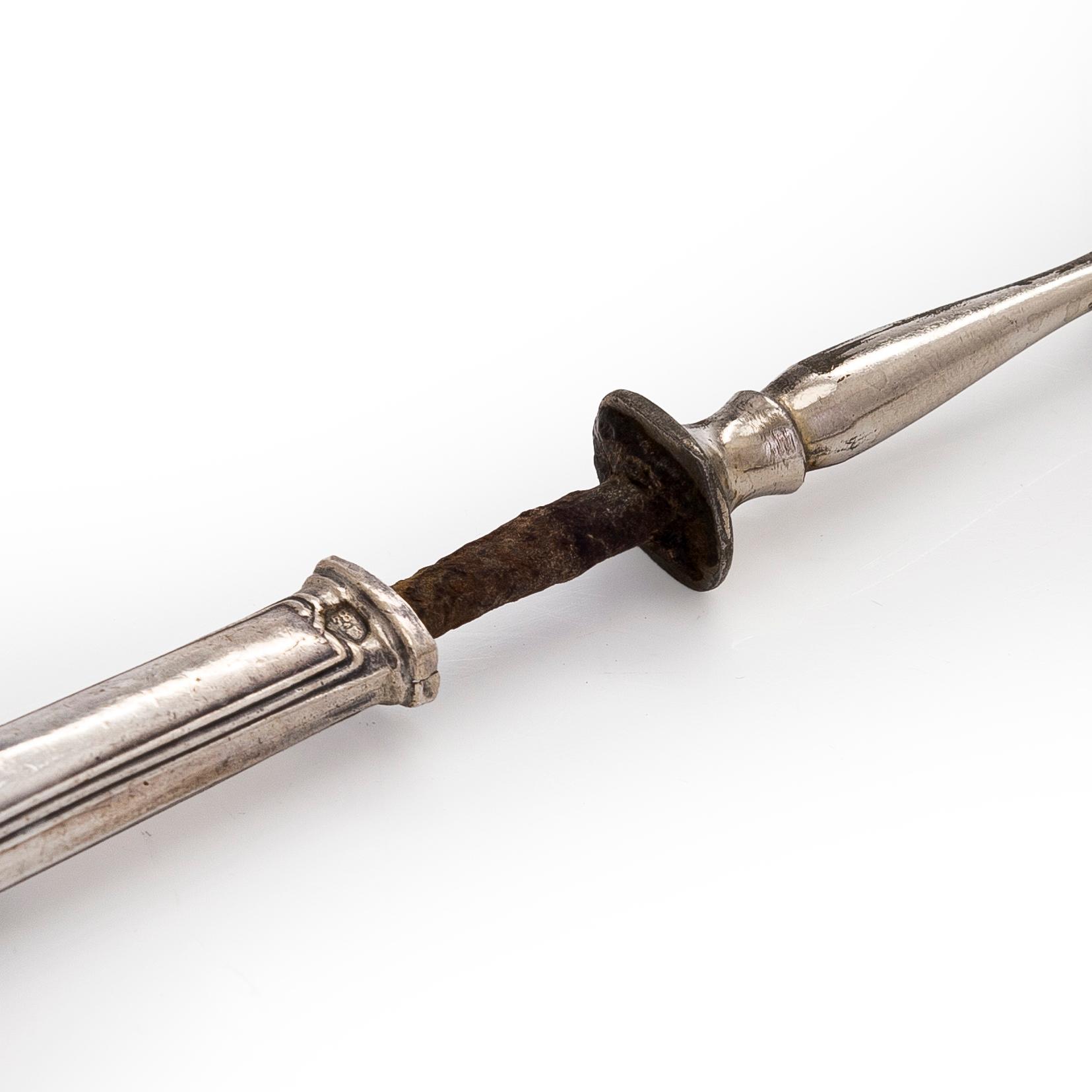 A 16-piece set of serving cutlery, silver handles with steel blades, Russian import marks, Riga 1908-1926.