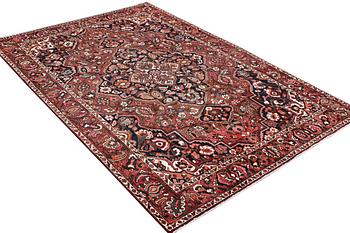 A Bakhtiari carpet, c. 306 x 200 cm.