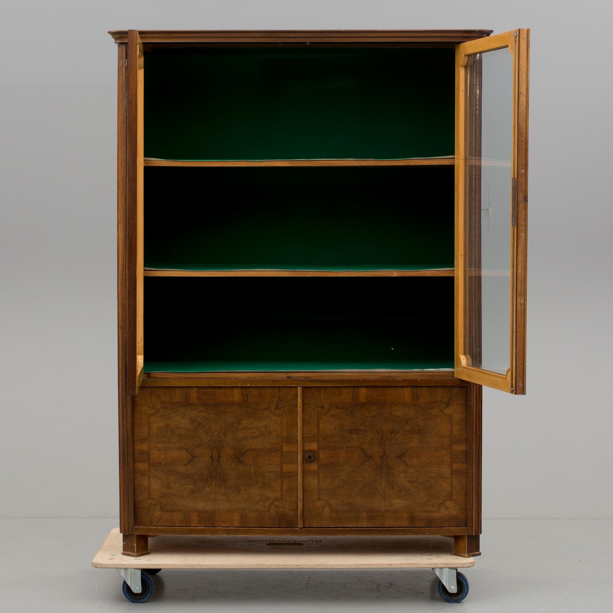 VITRINSKÅP, 1900-talets första hälft.