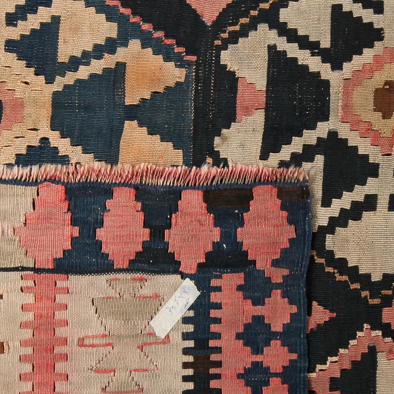 MATTA, Kaukasisk Kelim, semiantik. 345 x 170 cm.