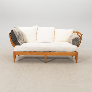 Nirvan Richter, soffa samt fotpall för Norrgavel 2000-tal.