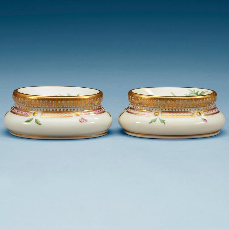 SALTKAR, ett par, porslin. "Flora Danica", Royal Copenhagen, Danmark, 1900-tal.