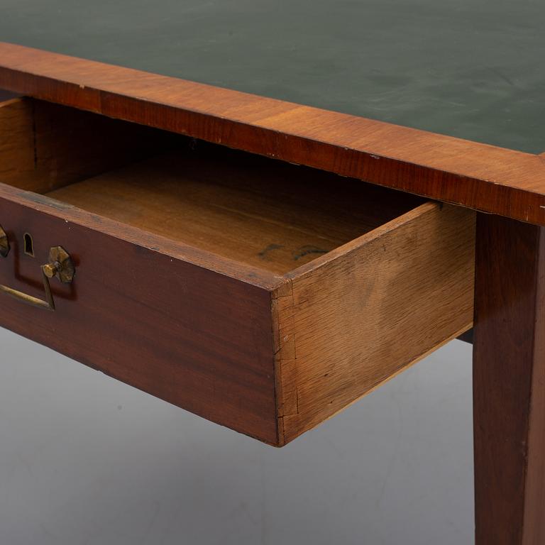 an english mahogany desk from the 19th century.