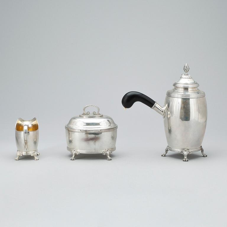 KAFFESERVIS, 3 delar, silver, empirestil, CG Hallberg, Stockholm 1910. Tot ca 1300 gram.