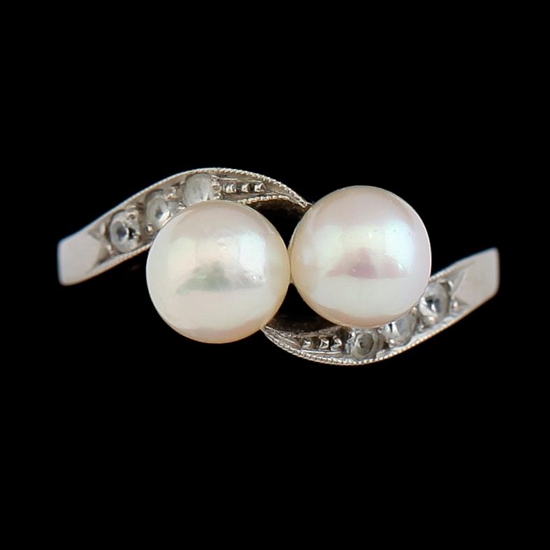 RING, 18 k vitguld, 1952, odlade pärlor. Vikt 2,2 g.