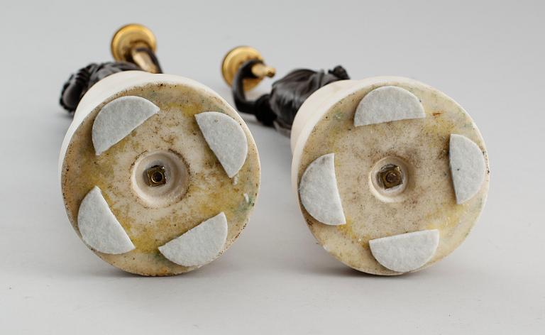 LJUSSTAKAR, 1 par, förgylld och patinerad brons samt vit marmor, Louis Seize, 1700-talets slut.