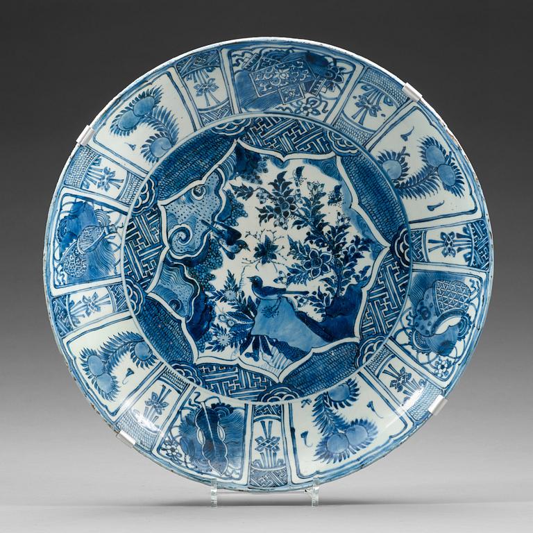 A large blue and white kraak charger, Ming dynasty, Wanli (1572-1620).