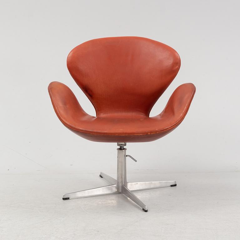 Arne Jacobsen, a 'Svanen' lounge chair from Fritz Hansen, 1960's.