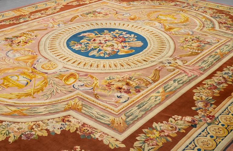 Matta, Savonnerieteknik, ca 560 x 429 cm, Louis XVI stil, Frankrike.